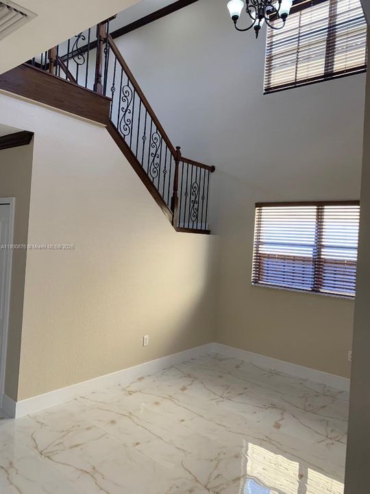 Recientemente alquilado: $4,800 (4 camas, 3 baños, 2825 Pies cuadrados)