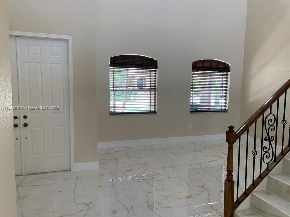 Recientemente alquilado: $4,800 (4 camas, 3 baños, 2825 Pies cuadrados)