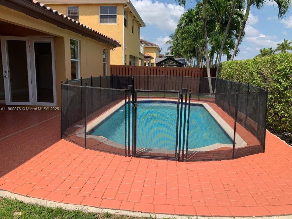 Recientemente alquilado: $4,800 (4 camas, 3 baños, 2825 Pies cuadrados)