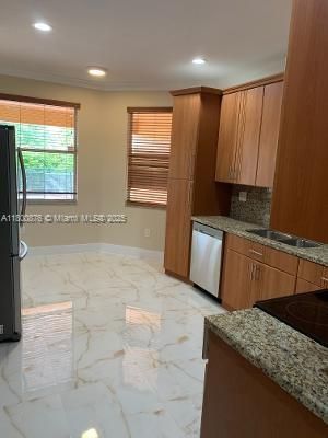 Recientemente alquilado: $4,800 (4 camas, 3 baños, 2825 Pies cuadrados)