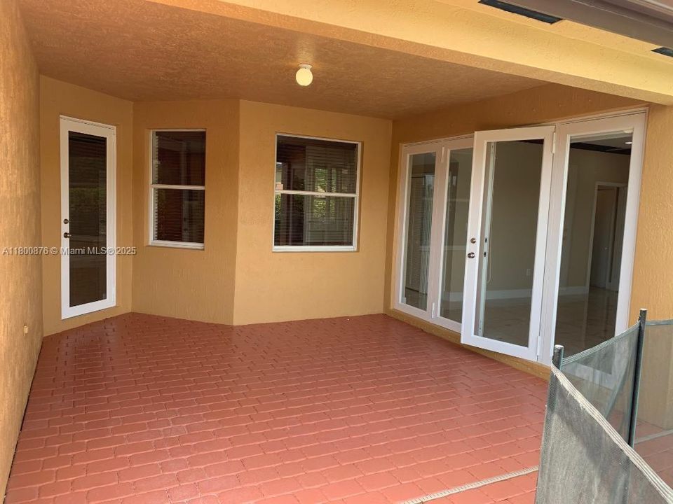 Recientemente alquilado: $4,800 (4 camas, 3 baños, 2825 Pies cuadrados)