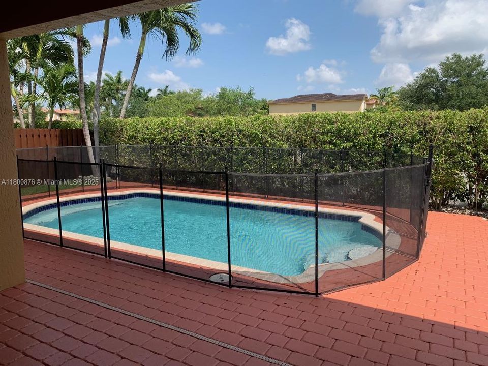 Recientemente alquilado: $4,800 (4 camas, 3 baños, 2825 Pies cuadrados)