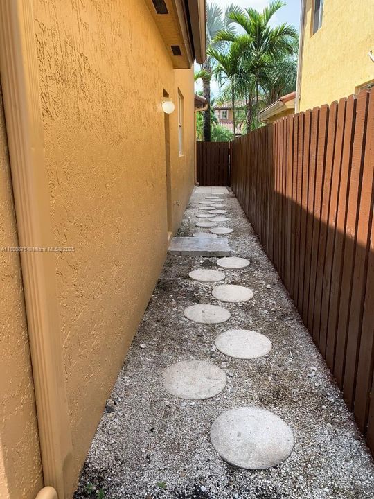 Recientemente alquilado: $4,800 (4 camas, 3 baños, 2825 Pies cuadrados)