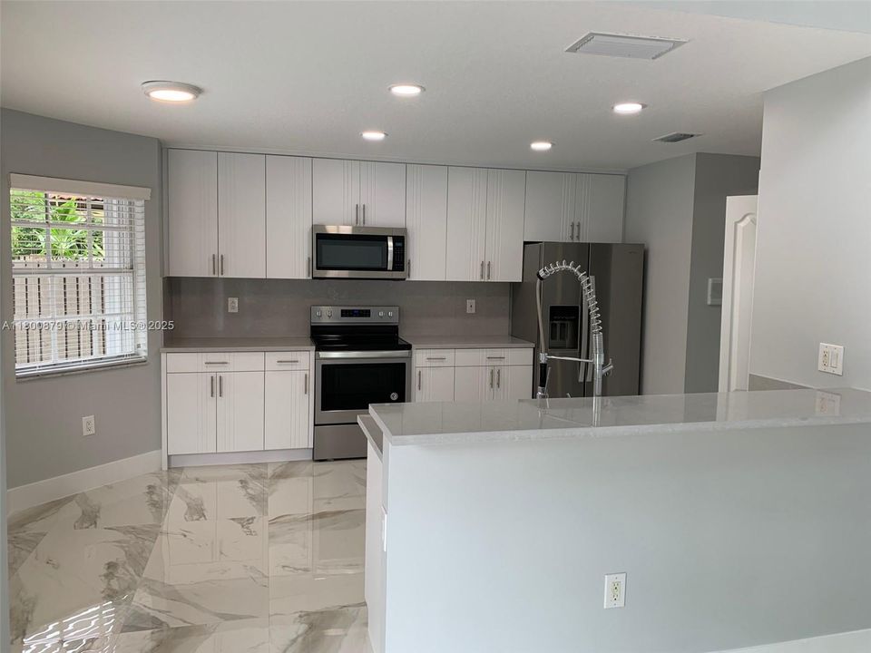 Недавно арендовано: $4,800 (4 спален, 3 ванн, 2304 Квадратных фут)