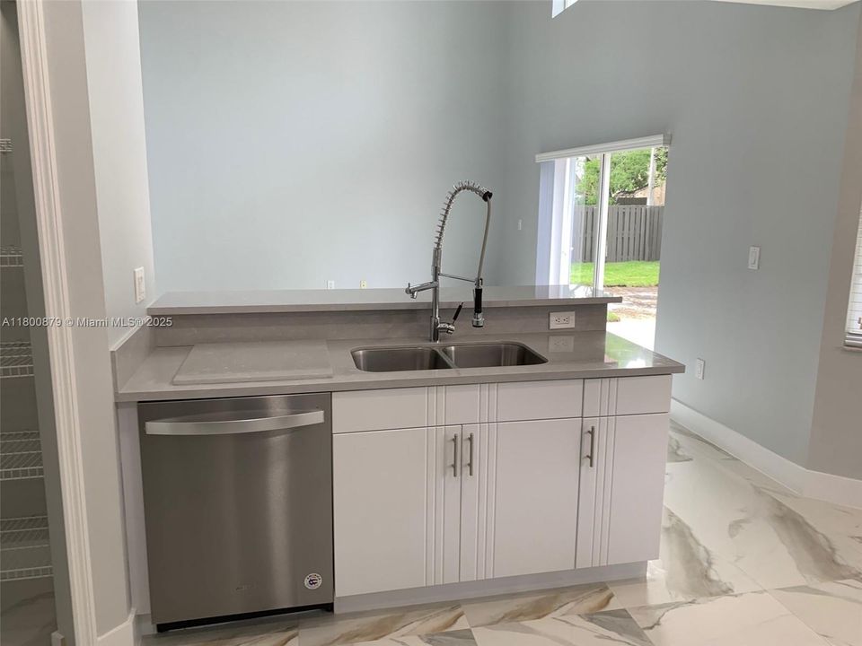 Недавно арендовано: $4,800 (4 спален, 3 ванн, 2304 Квадратных фут)