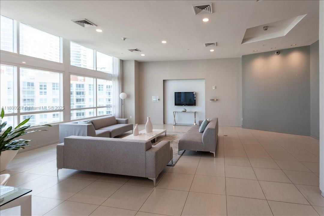 Recently Sold: $389,900 (1 beds, 1 baths, 794 Square Feet)