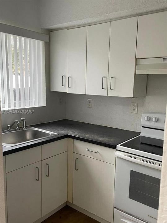 合同活跃: $180,000 (2 贝兹, 1 浴室, 930 平方英尺)