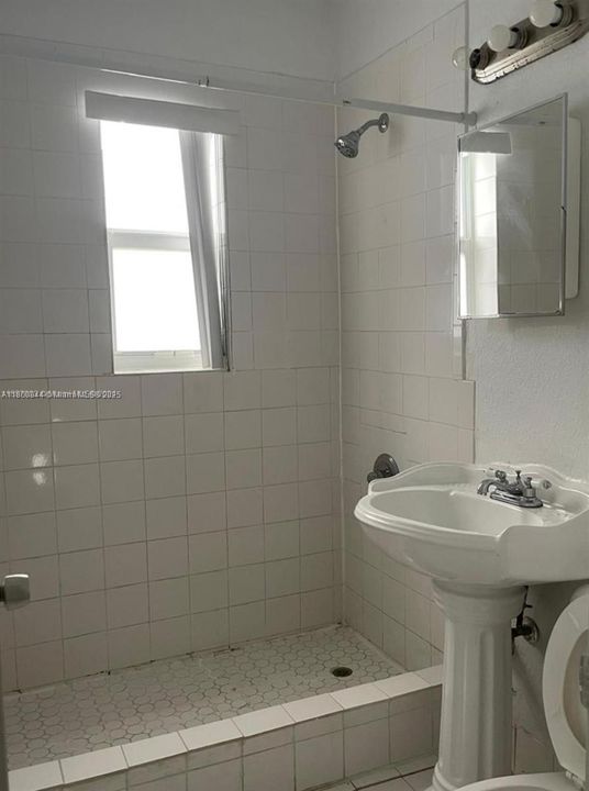 合同活跃: $180,000 (2 贝兹, 1 浴室, 930 平方英尺)