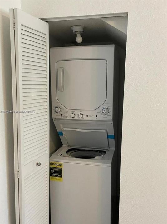 合同活跃: $180,000 (2 贝兹, 1 浴室, 930 平方英尺)