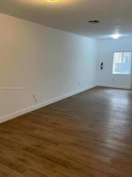 合同活跃: $180,000 (2 贝兹, 1 浴室, 930 平方英尺)