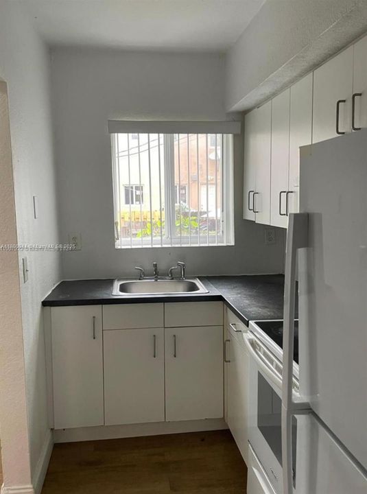 合同活跃: $180,000 (2 贝兹, 1 浴室, 930 平方英尺)