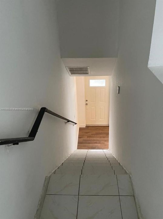 合同活跃: $180,000 (2 贝兹, 1 浴室, 930 平方英尺)