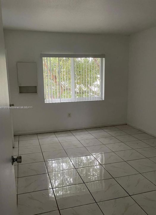 合同活跃: $180,000 (2 贝兹, 1 浴室, 930 平方英尺)