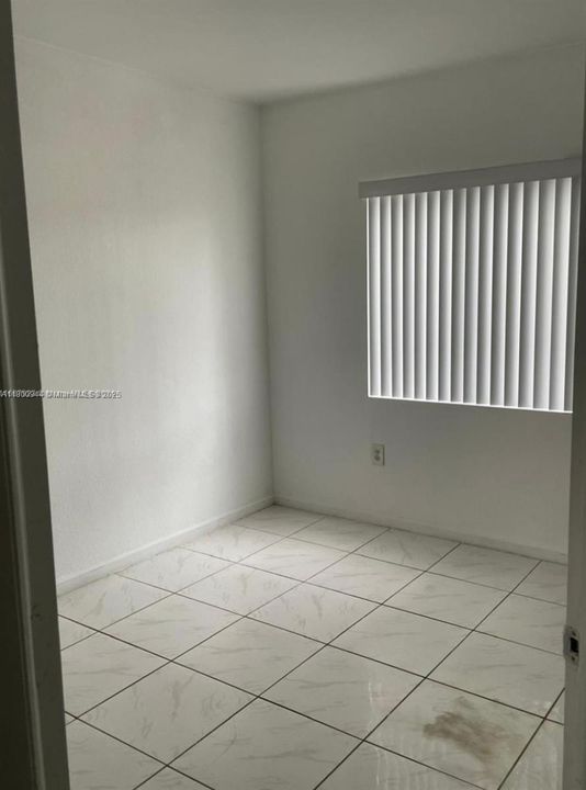 合同活跃: $180,000 (2 贝兹, 1 浴室, 930 平方英尺)