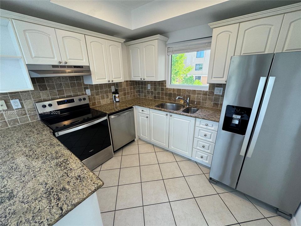 Recently Sold: $306,000 (1 beds, 1 baths, 665 Square Feet)