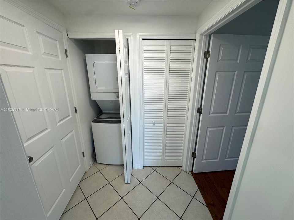 Recently Sold: $306,000 (1 beds, 1 baths, 665 Square Feet)