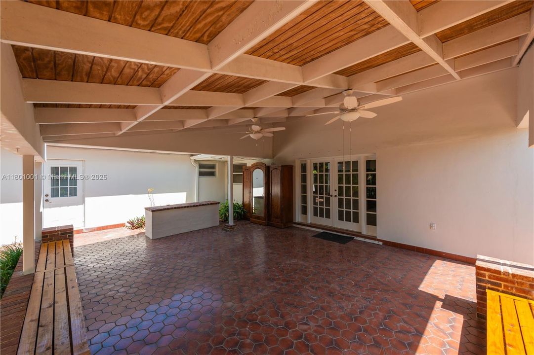 Recientemente alquilado: $8,500 (5 camas, 4 baños, 2576 Pies cuadrados)