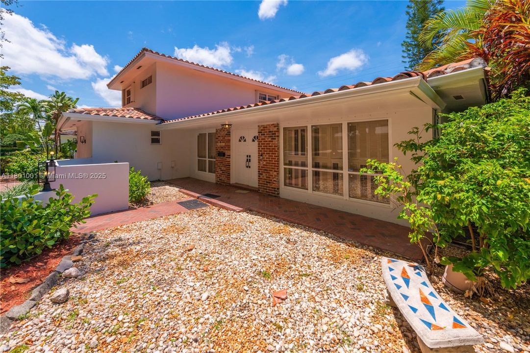 Recientemente alquilado: $8,500 (5 camas, 4 baños, 2576 Pies cuadrados)