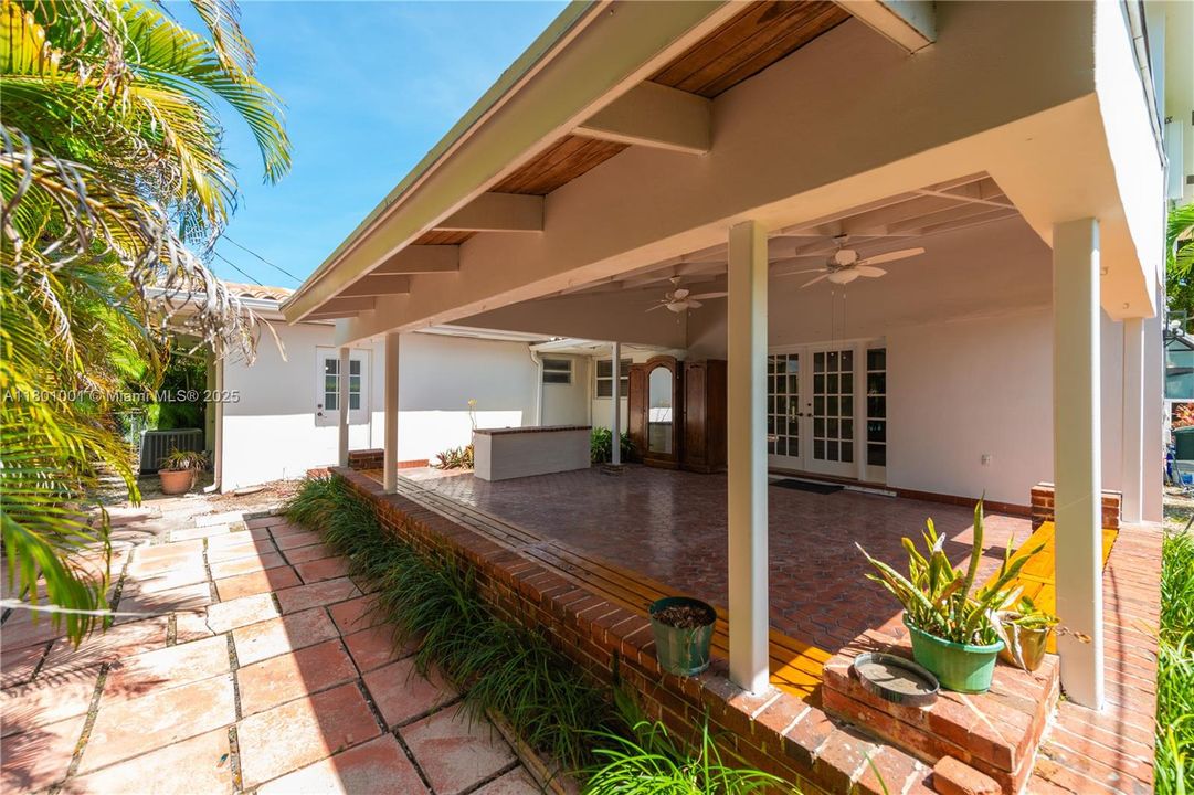 Recientemente alquilado: $8,500 (5 camas, 4 baños, 2576 Pies cuadrados)