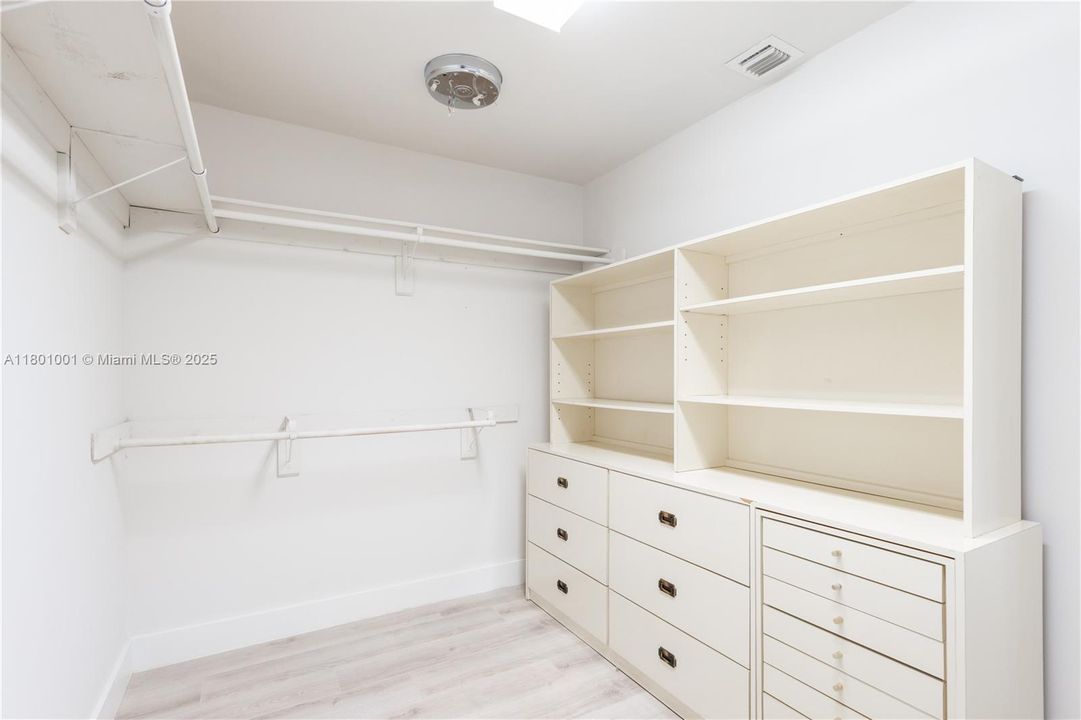 Recientemente alquilado: $8,500 (5 camas, 4 baños, 2576 Pies cuadrados)