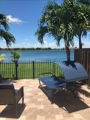 Activo con contrato: $445,000 (3 camas, 2 baños, 1705 Pies cuadrados)