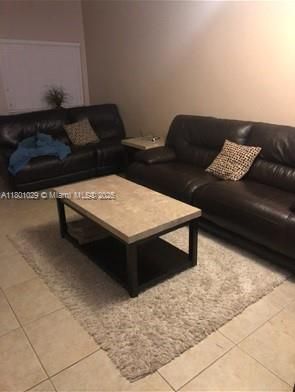 Activo con contrato: $445,000 (3 camas, 2 baños, 1705 Pies cuadrados)