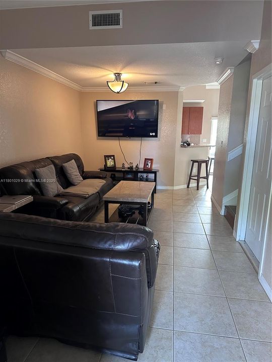 Activo con contrato: $445,000 (3 camas, 2 baños, 1705 Pies cuadrados)