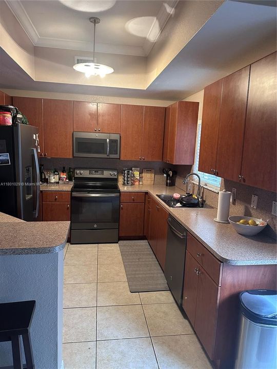 Activo con contrato: $445,000 (3 camas, 2 baños, 1705 Pies cuadrados)