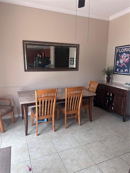 Activo con contrato: $445,000 (3 camas, 2 baños, 1705 Pies cuadrados)