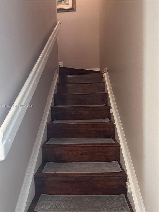Activo con contrato: $445,000 (3 camas, 2 baños, 1705 Pies cuadrados)