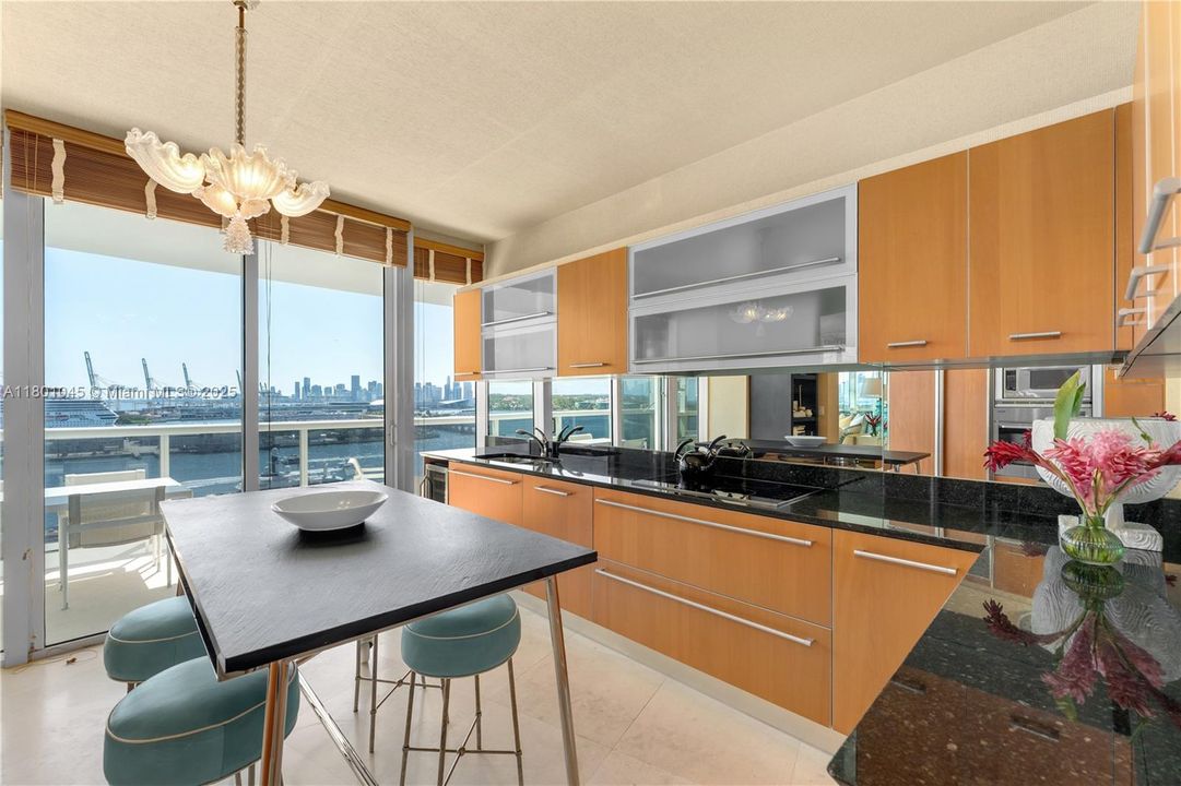 待售: $2,550,000 (2 贝兹, 2 浴室, 2003 平方英尺)