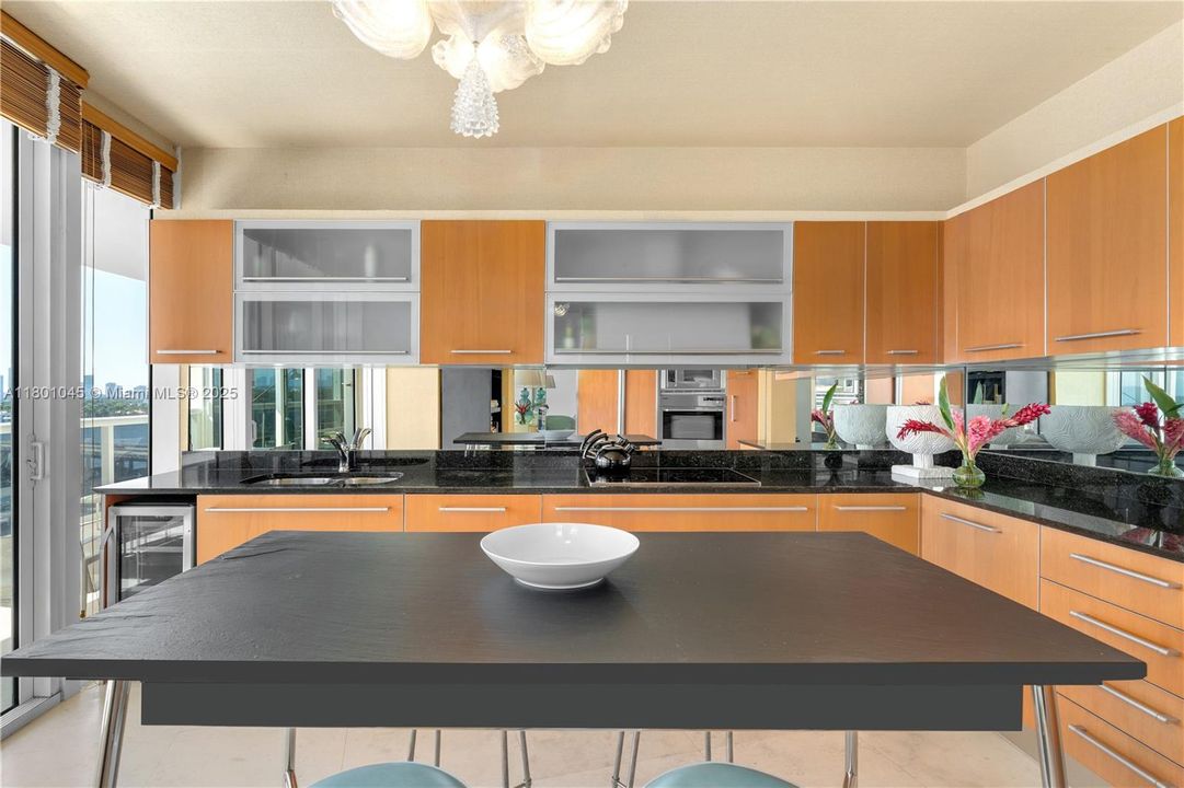 待售: $2,550,000 (2 贝兹, 2 浴室, 2003 平方英尺)