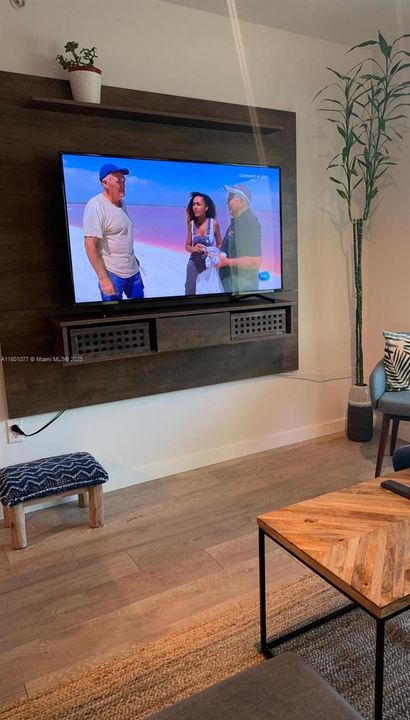 For Sale: $525,000 (2 beds, 2 baths, 846 Square Feet)