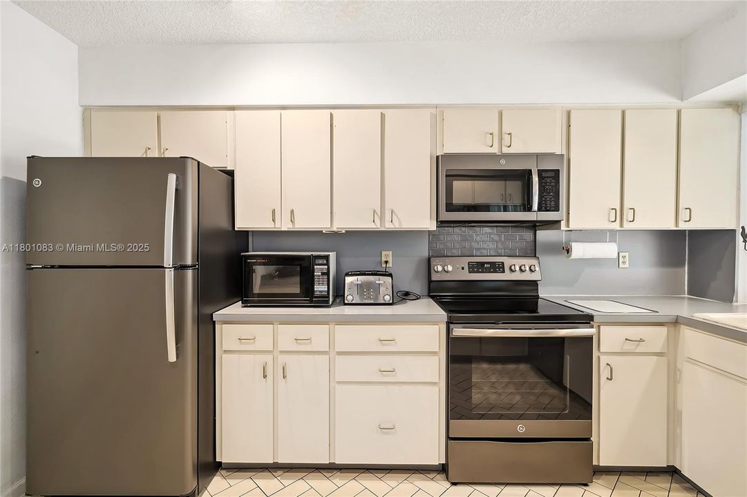 Recently Sold: $614,800 (4 beds, 2 baths, 2631 Square Feet)