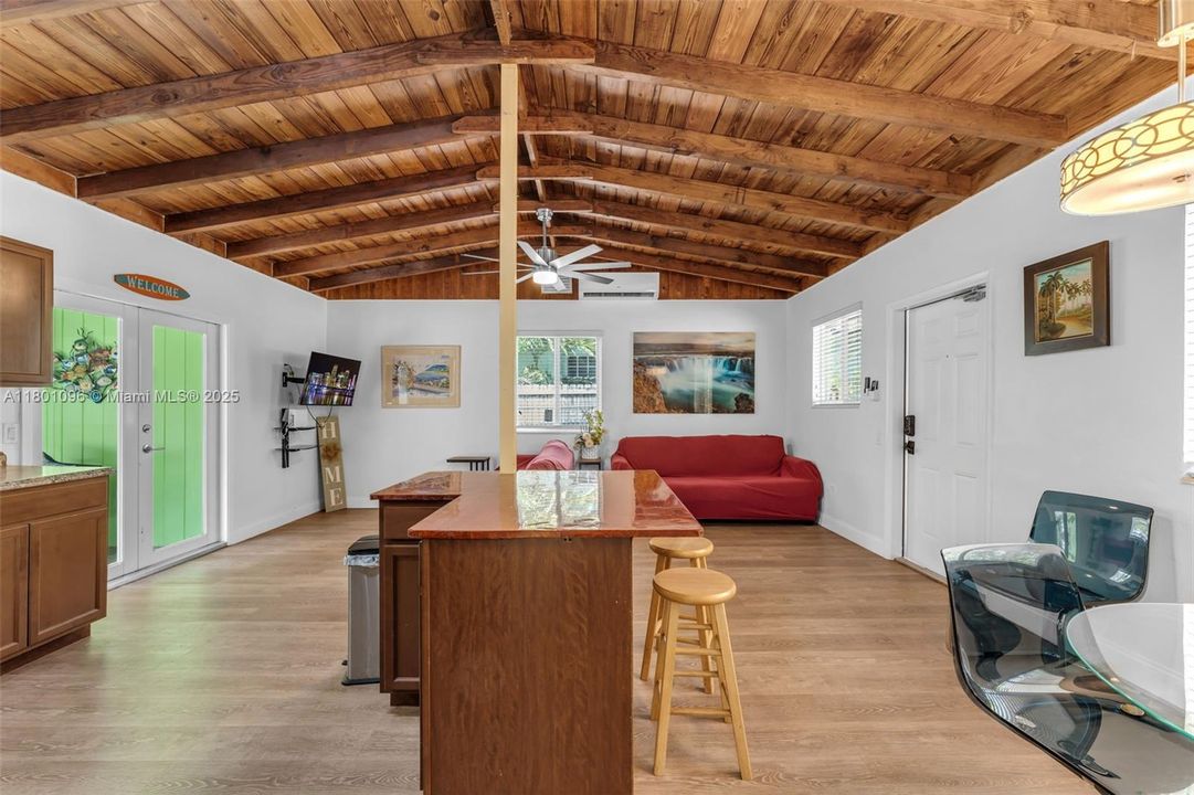 Recientemente alquilado: $2,900 (2 camas, 2 baños, 800 Pies cuadrados)