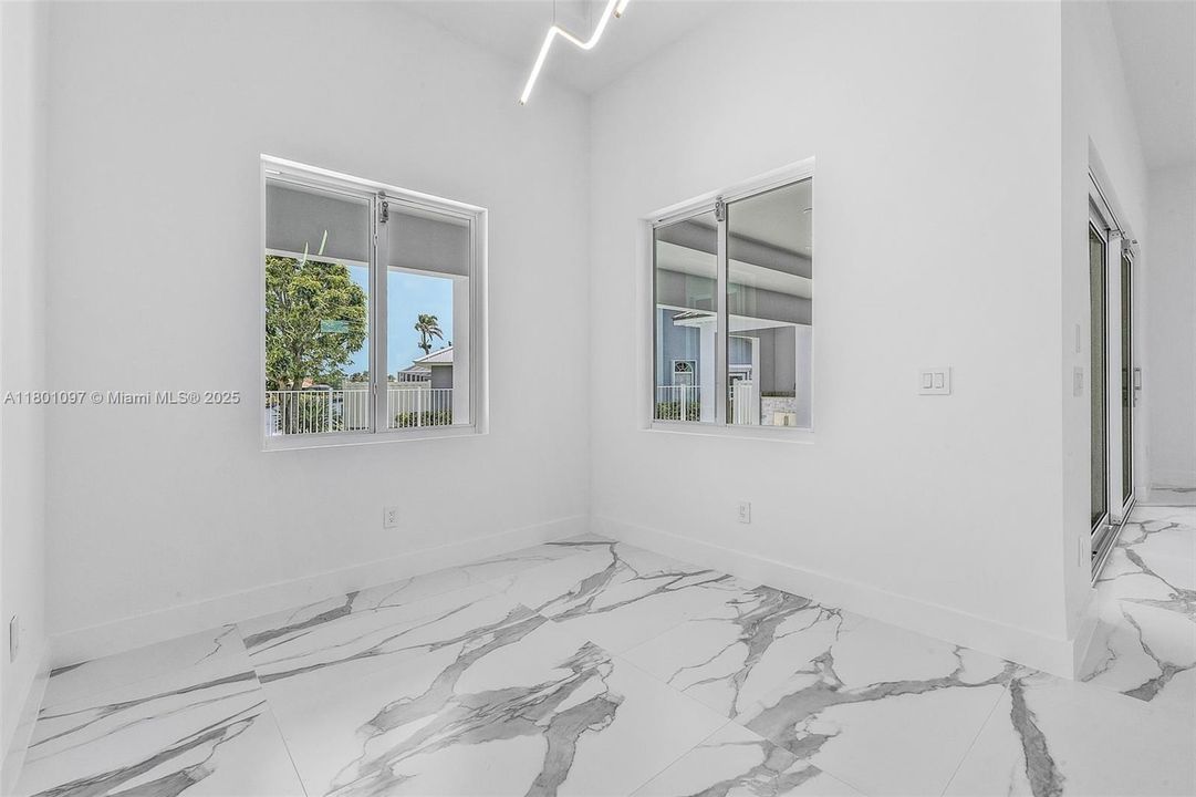 最近售出: $1,450,000 (4 贝兹, 3 浴室, 0 平方英尺)