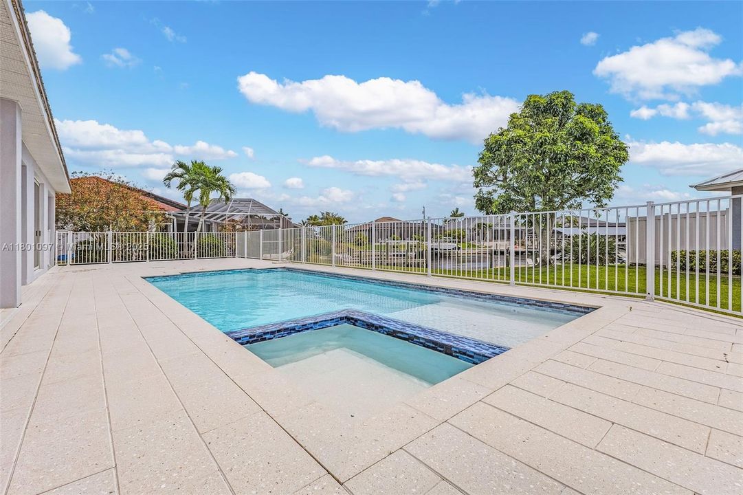 最近售出: $1,450,000 (4 贝兹, 3 浴室, 0 平方英尺)