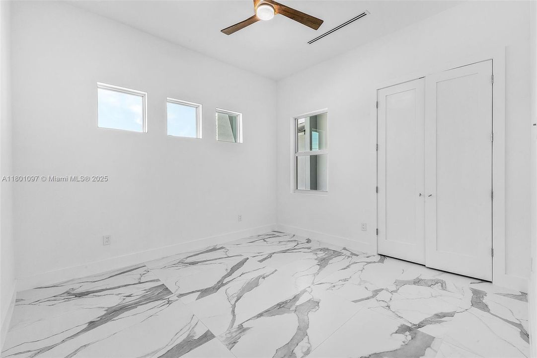 最近售出: $1,450,000 (4 贝兹, 3 浴室, 0 平方英尺)