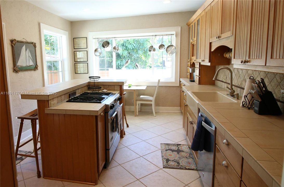 Active With Contract: $1,385,000 (3 beds, 3 baths, 1970 Square Feet)