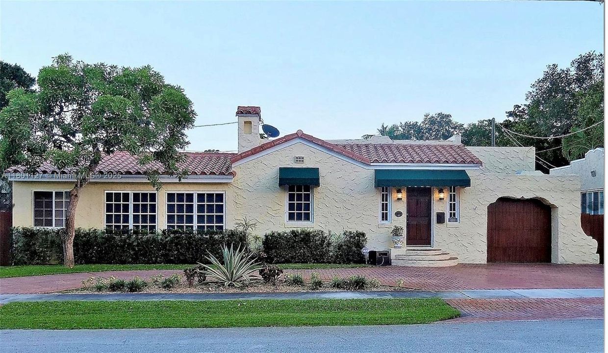 Active With Contract: $1,385,000 (3 beds, 3 baths, 1970 Square Feet)