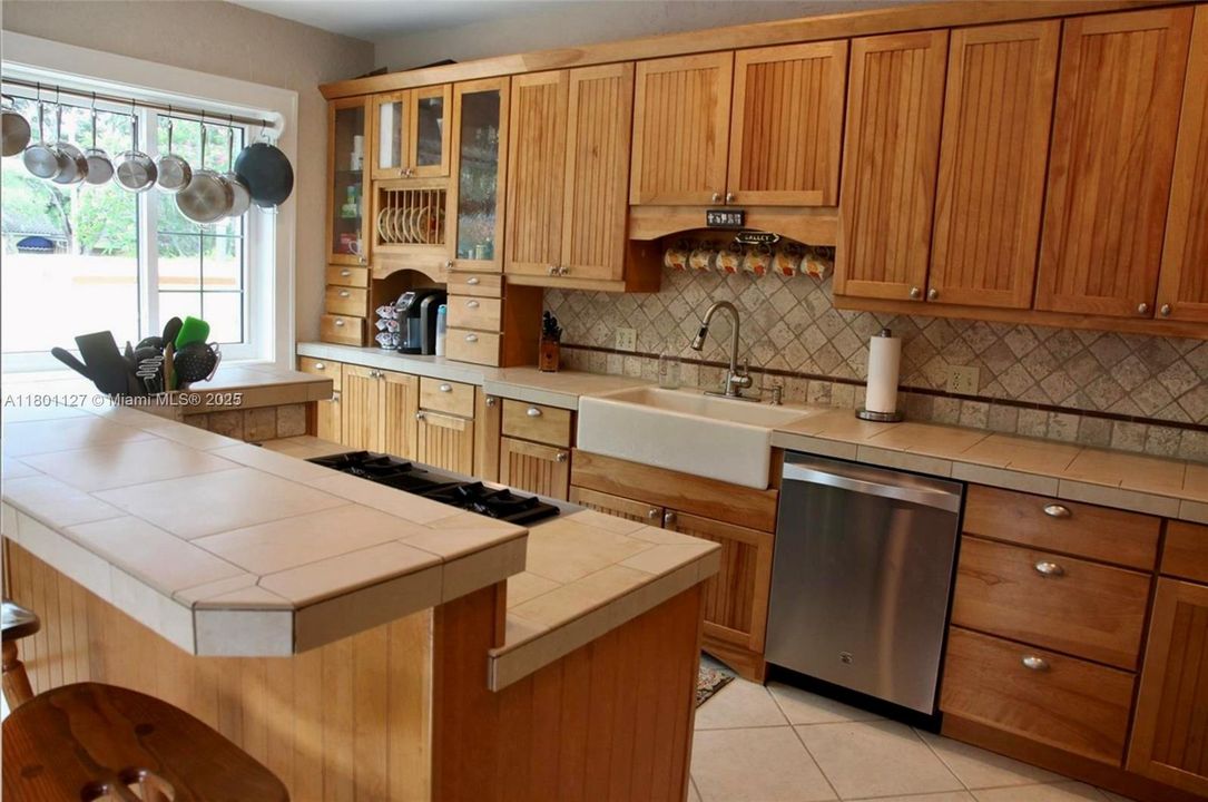 Active With Contract: $1,385,000 (3 beds, 3 baths, 1970 Square Feet)