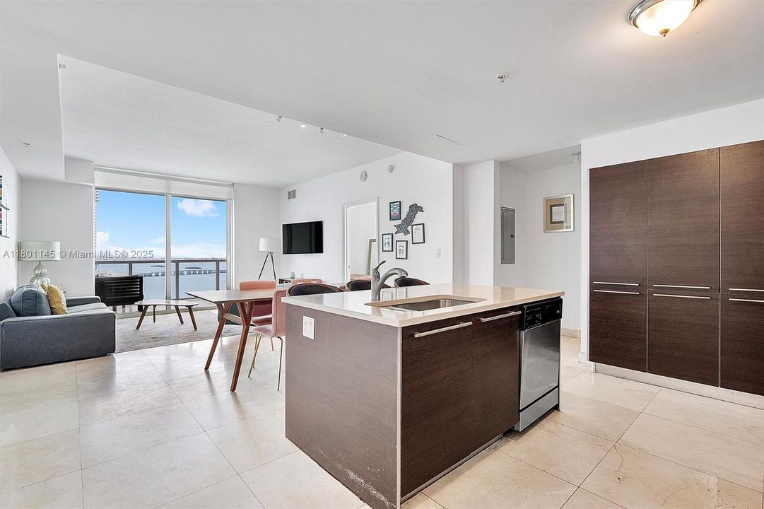 Недавно продано: $725,000 (2 спален, 2 ванн, 1325 Квадратных фут)