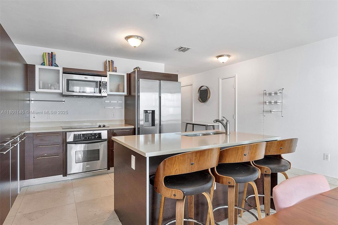 Недавно продано: $725,000 (2 спален, 2 ванн, 1325 Квадратных фут)