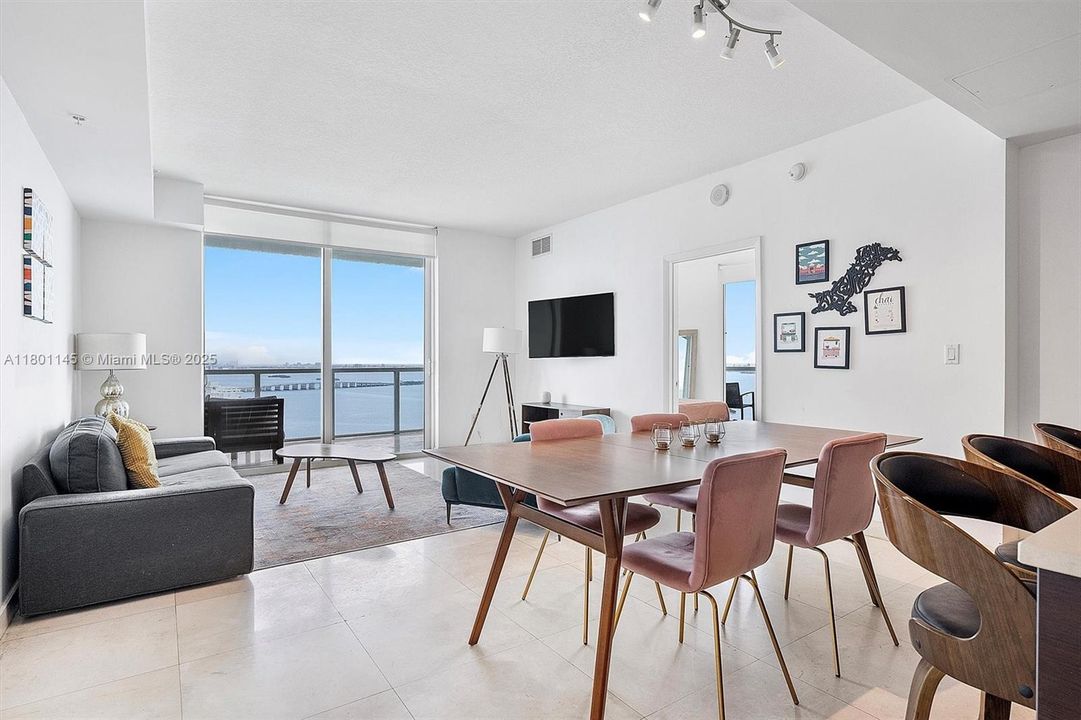 Недавно продано: $725,000 (2 спален, 2 ванн, 1325 Квадратных фут)