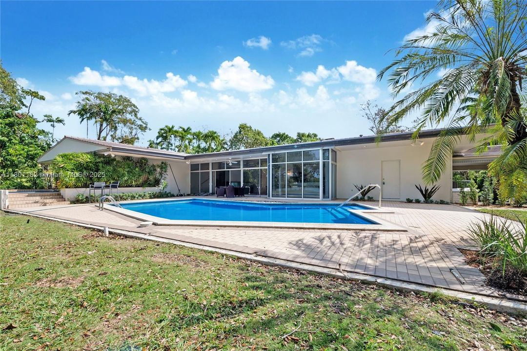 Active With Contract: $9,995,000 (5 beds, 3 baths, 3762 Square Feet)