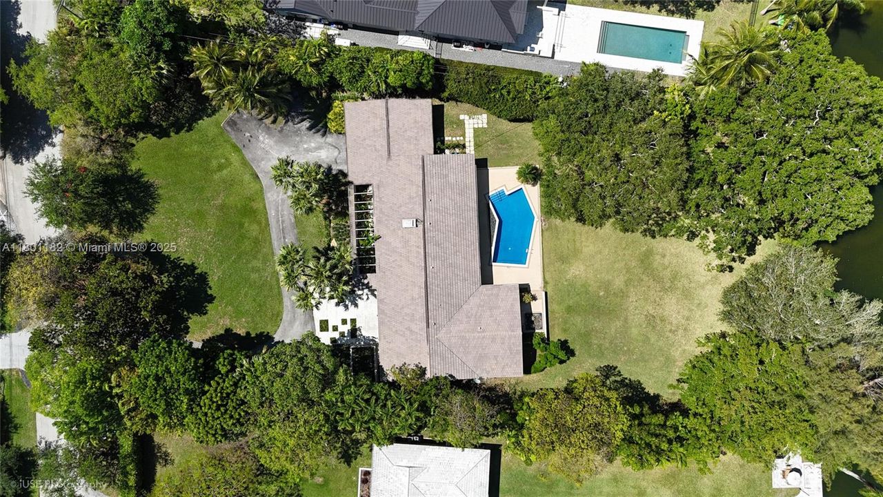 Active With Contract: $9,995,000 (5 beds, 3 baths, 3762 Square Feet)