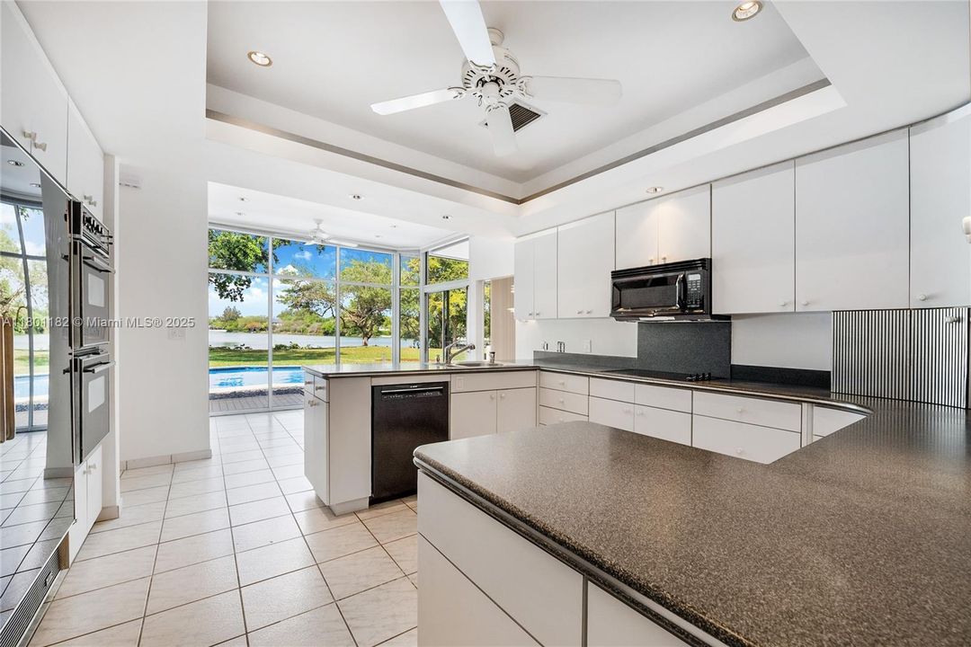 Active With Contract: $9,995,000 (5 beds, 3 baths, 3762 Square Feet)