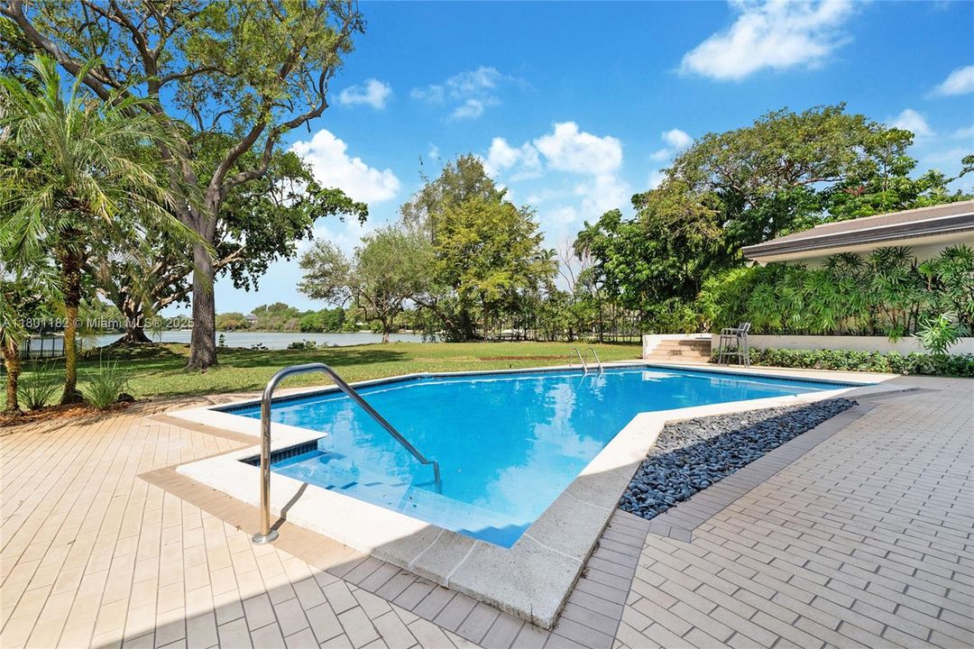 Active With Contract: $9,995,000 (5 beds, 3 baths, 3762 Square Feet)