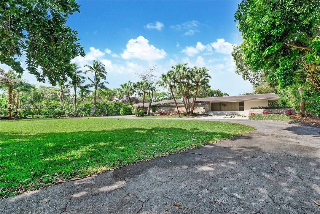 Active With Contract: $9,995,000 (5 beds, 3 baths, 3762 Square Feet)