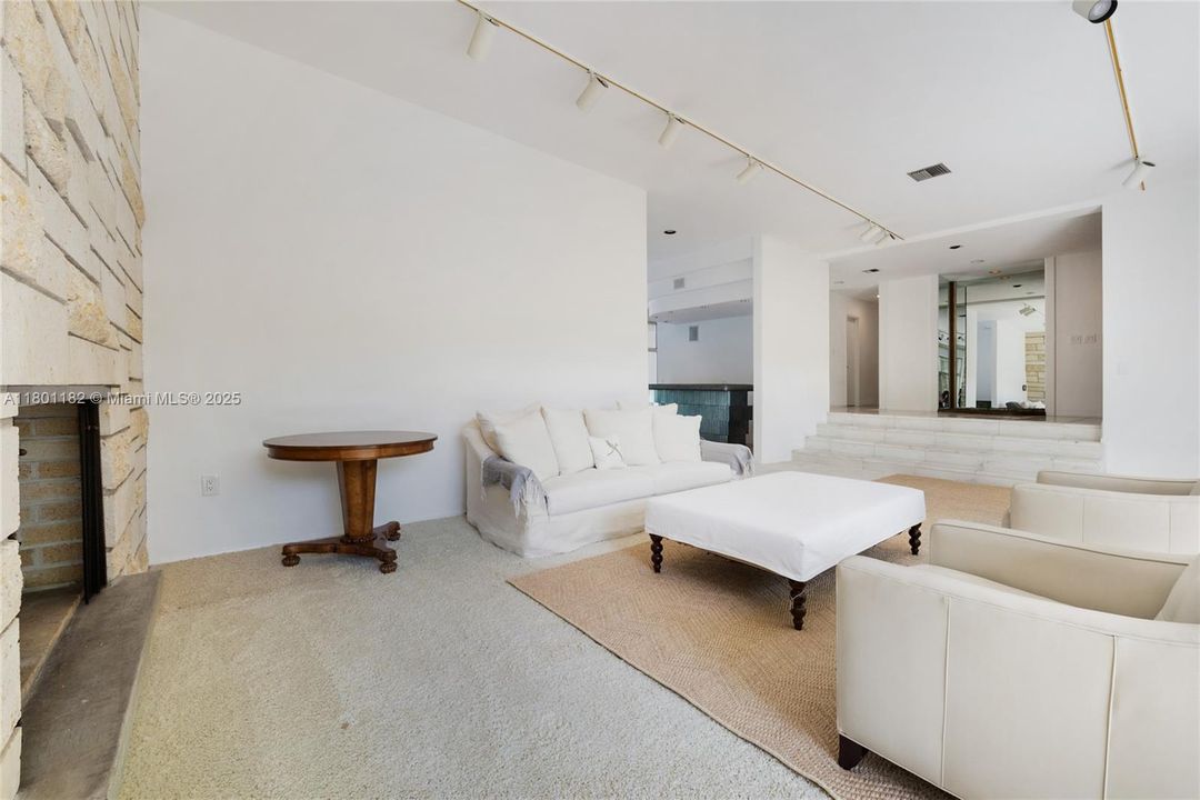 Active With Contract: $9,995,000 (5 beds, 3 baths, 3762 Square Feet)